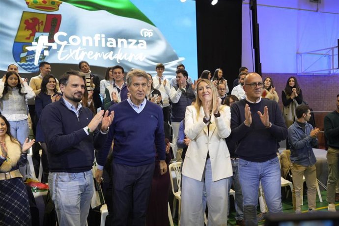 El presidente del PP, Alberto Núñez Feijóo (2i), la presidenta del PP de Extremadura y candidata a la reelección a la Presidencia de la Junta, María Guardiola (2d), y el alcalde de Navalmoral de la Mata, Enrique Hueso (d), participan en un acto electoral,