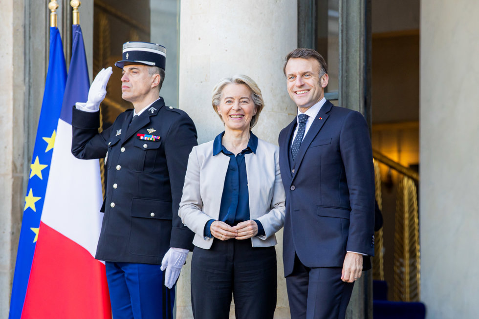 HANDOUT - 06 January 2026, France, Paris: European Commission President Ursula Von der Leyen (R) welcomed by French President Emmanuel Macron at the Elysee Palace on the sidelines of the summit of the "Coalition of the Willing" for Ukraine.