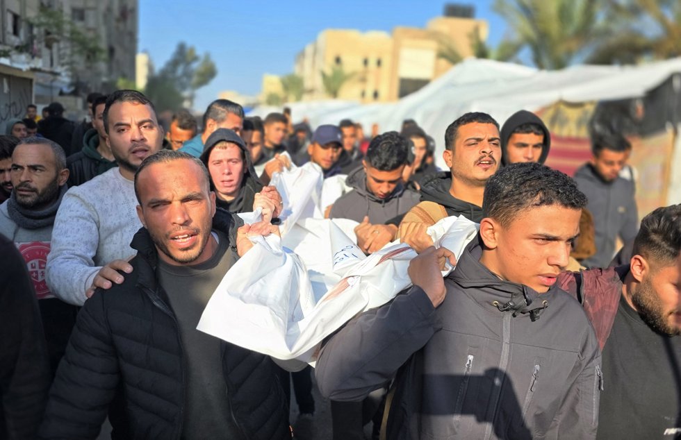 06 January 2026, Palestinian Territories, Khan Yunis: Palestinians participate in the funeral procession for two bodies, including that of a child, at Nasser Hospital in Khan Younis.