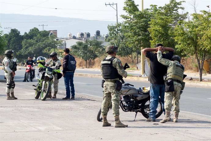 Efectivos de las fuerzas de seguridad mexicanas detienen a un hombre en Buenavista, Michoacán