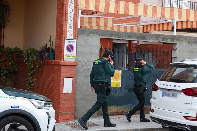 Membros da Guardia Civil na casa da rua Buganvilla, em La Algaba (Sevilha), onde o corpo sem vida de uma mulher de 44 anos foi encontrado esta manhã. Em 15 de dezembro de 2025, em La Algaba, Sevilha (Andaluzia, Espanha). A Guardia C