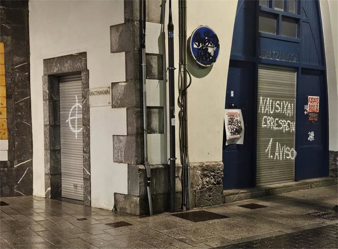 Pintadas en el comisaría de la Ertzaintza en Ondarroa (Bizkaia)