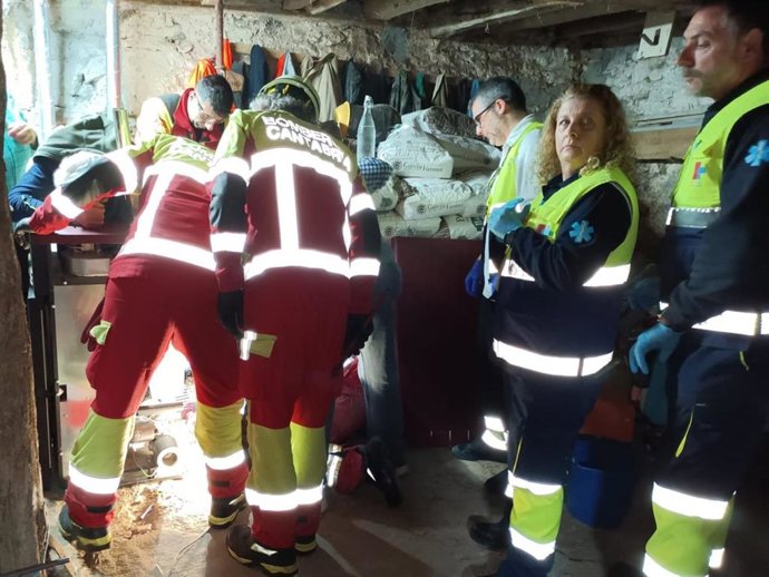 Bomberos del 112 liberan a la persona con el dedo atrapado en una caldera de biomasa de Voto