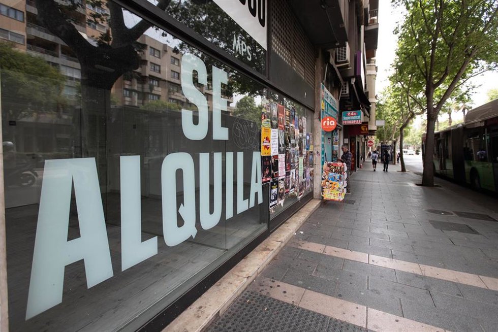 Archivo - Un local en alquiler, a 15 de abril de 2024, en Palma