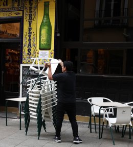 Archivo - Un joven trabajando de camarero, a 14 de octubre de 2024, en Madrid (España). La ministra de Inclusión, Seguridad Social y Migraciones, Elma Saiz, ha asegurado que un 13,6% de los afiliados a la Seguridad Social son extranjeros, que representan 