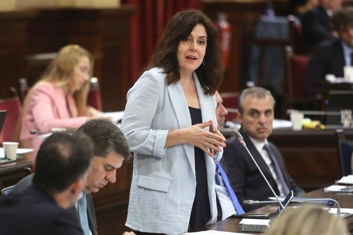 Archivo - La consellera de Familia y Bienestar Social, Sandra Fernández, durante una sesión plenaria en el Parlament balear