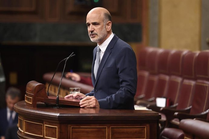 Archivo - El diputado Alberto Catalán durante una sesión de control al Gobierno, en el Congreso de los Diputados, a 12 de noviembre de 2025, en Madrid (España).