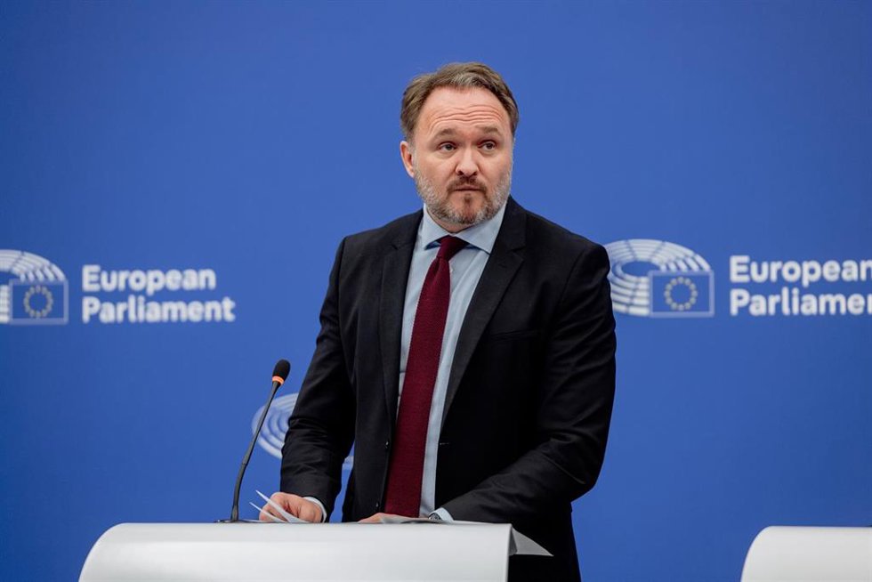 Archivo - El comisario de Energía, Dan Jorgensen, durante una rueda de prensa en Estrasburgo.