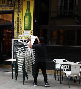 Archivo - Un camarero trabajando