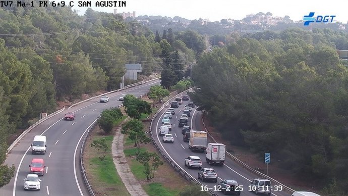 Tráfico lento en la autovía Ma-1 por un choque entre dos coches.