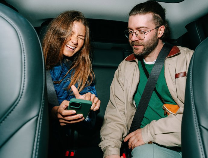 Personas en un coche.