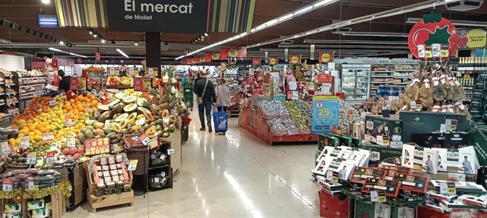 Interior de un supermercado Caprabo.
