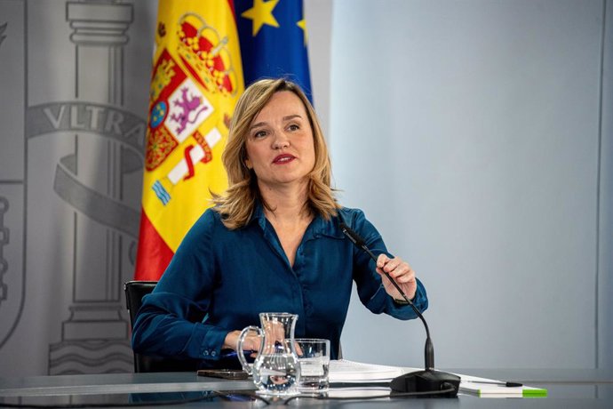 A ministra da Educação, Formação Profissional e Esporte e porta-voz do governo, Pilar Alegría, durante uma coletiva de imprensa após o Conselho de Ministros, no Complexo Moncloa, em 2 de dezembro de 2025, em Madri (Espanha). O governo aprovou