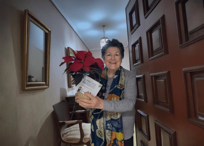 Ancianas que viven solas también han recibido la Flor de Pascua