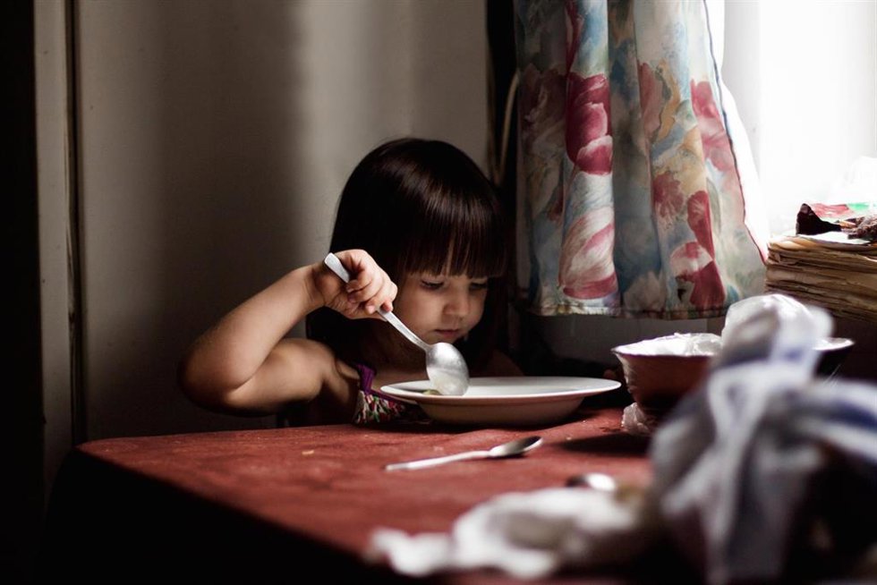 Archivo - Imagen de la campaña de Aldeas infantiles SOS 'Enciende su luz'.