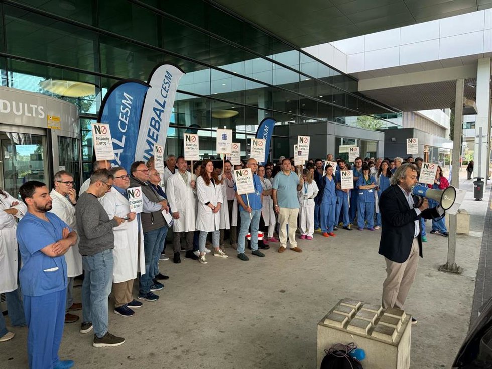Archivo - Concentración de los médicos frente a las puertas del Hospital de Son Espases contra el nuevo Estatuto Marco.