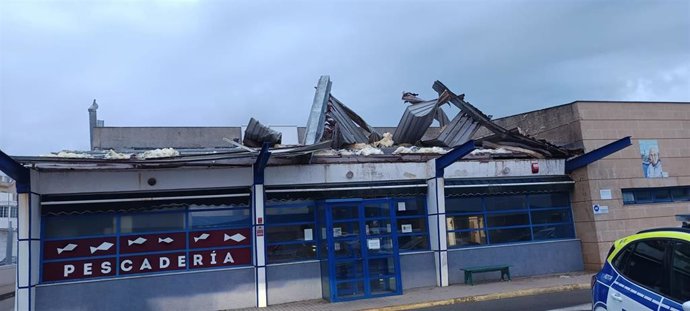 Edificio de la cooperativa de pescadores del mar del Rota dañado tras el paso de una manga marina.