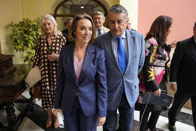 Archivo - El consejero de Presidencia, Interior, Diálogo Social y Simplificación Administrativa de la Junta de Andalucía, Antonio Sanz, (d) junto a la Diputada del Congreso de España, Cuca Gamarra, (i) durante la reunión para abordar las políticas arancel