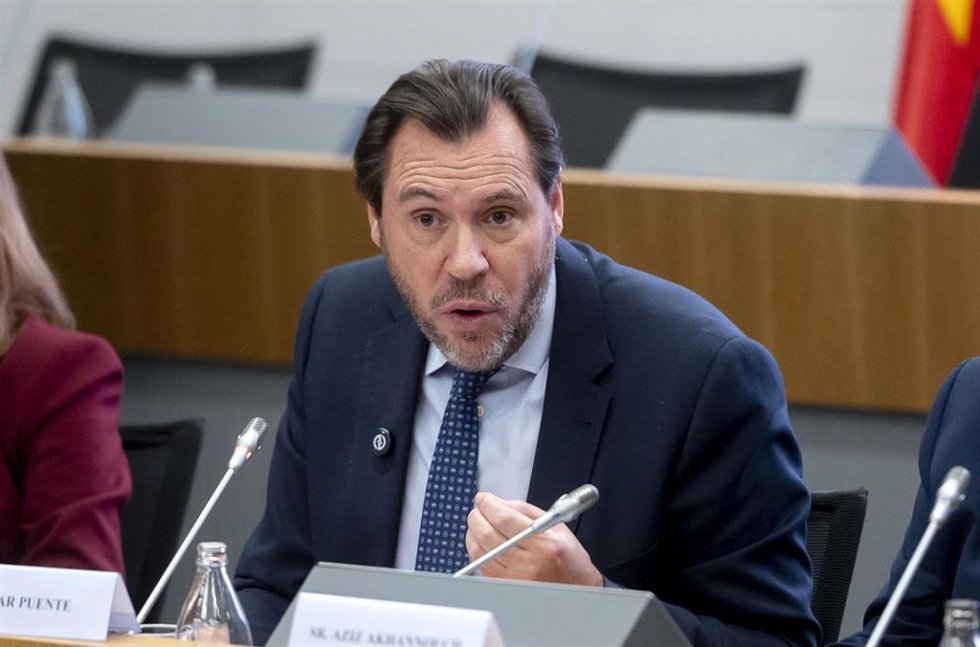 El ministro de Transportes y Movilidad Sostenible, Óscar Puente (i), durante la celebración del Encuentro Empresarial bilateral España - Marruecos, a 3 de diciembre de 2025, en Madrid (España).