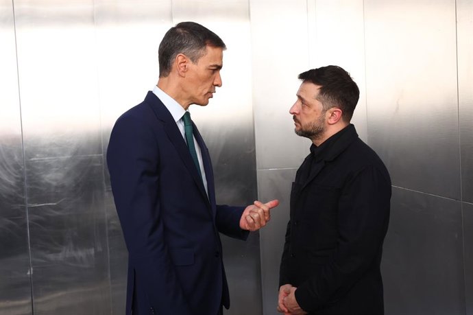 El presidente del Gobierno, Pedro Sánchez, y el presidente de Ucrania, Volodímir Zelenski, durante su visita al Museo Nacional Centro de Arte Reina Sofía, a 18 de noviembre de 2025, en Madrid (España).