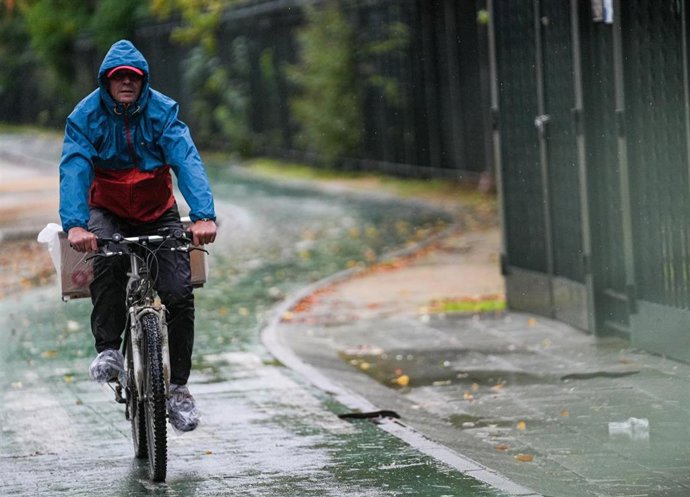 Archivo - Sevillanos protegiéndose de la lluvia y el viento el pasado 13 de noviembre 