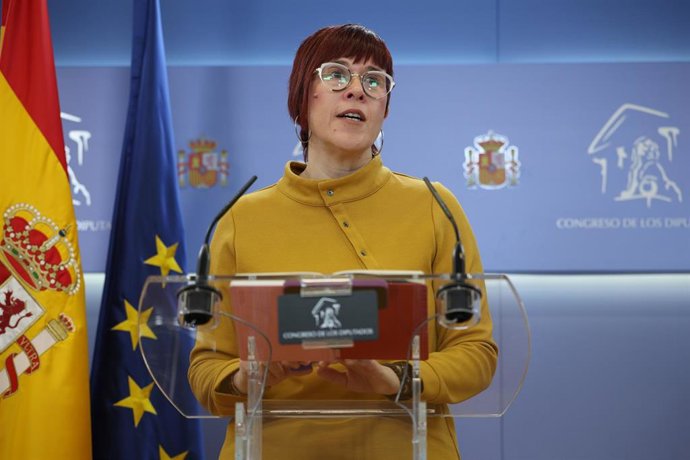 La diputada de Compromís, Àgueda Micó, durante una rueda de prensa en el Congreso de los Diputados, a 2 de diciembre de 2025, en Madrid (España).