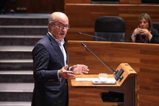 Archivo - El diputado del PP de Asturias, Luis Venta, interpelando al consejero de Medio Rural, Marcelino Marcos, en el Pleno de la Junta General.