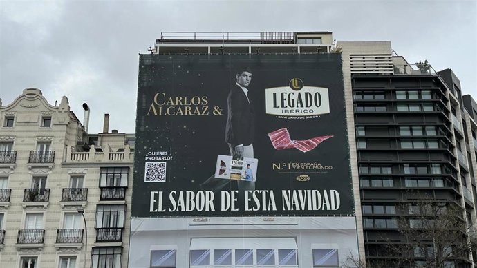 Lona de Legado Ibérico desplegada en la calle Alcalá de Madrid