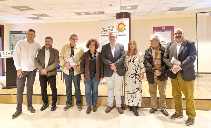  la consejera Marta del Arco, y el director general de Innovación y Cambio Social, José Antonio Garmón, (centro) con los participantes de algunas de las mesas, entre ellos, la presidenta de CERMI Asturias y vocal de la Mesa, Mónica Oviedo.