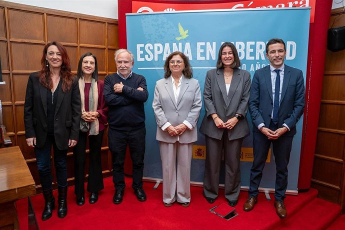 Foto de familia de los participantes en la mesa redonda
