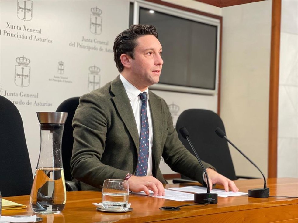 El diputado regional del PP de Asturias, Andrés Ruiz, durante la rueda de prensa de este martes.