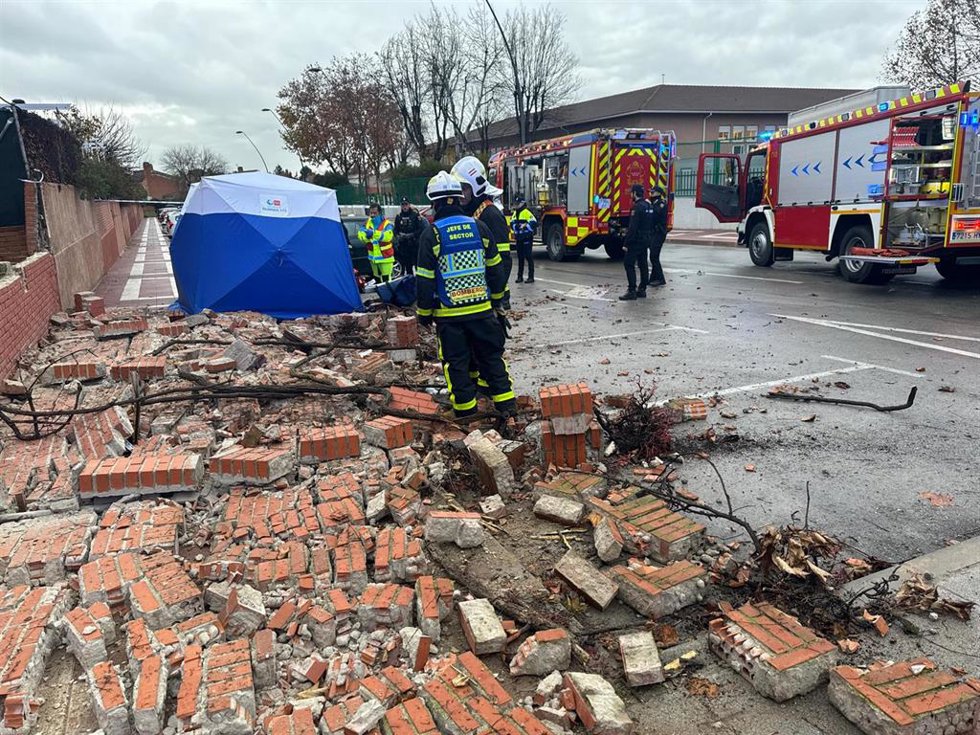 Dos peatones heridos al derrumbarse un muro de 20 metros cuadrados de una vivienda de Getafe