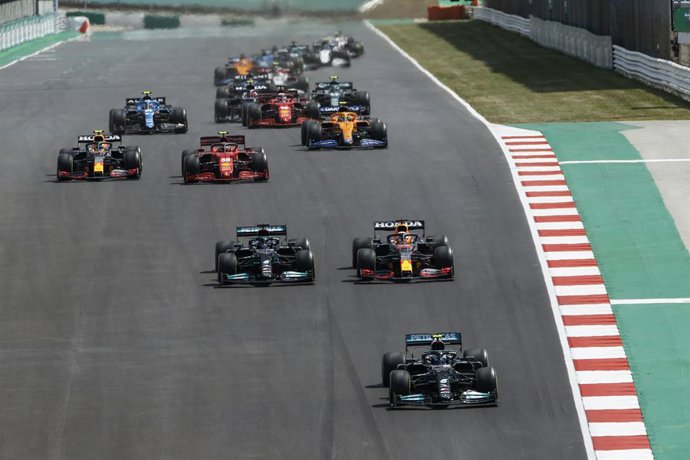 Archivo - 77 BOTTAS Valtteri (fin), Mercedes AMG F1 GP W12 E Performance, action, 44 HAMILTON Lewis (gbr), Mercedes AMG F1 GP W12 E Performance, action 33 VERSTAPPEN Max (nld), Red Bull Racing Honda RB16B, action race start of the race, depart, during the