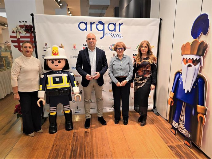 El presidente de la Diputación de Almería, José Antonio García Alcaina, durante su visita a la exposición de Playmobil organizada por Argar.