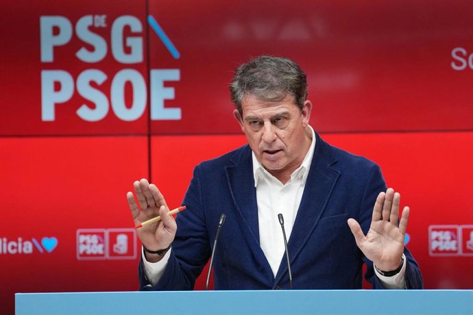El secretario general del PSdeG y portavoz del Grupo Socialista en el Parlamento de Galicia, José Ramón Gómez Besteiro, ofrece una rueda de prensa tras la reunión de la Comisión Ejecutiva Nacional Gallega, a 12 de diciembre de 2025, en Santiago.