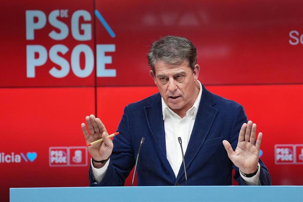 El secretario general del PSdeG y portavoz del Grupo Socialista en el Parlamento de Galicia, José Ramón Gómez Besteiro, ofrece una rueda de prensa tras la reunión de la Comisión Ejecutiva Nacional Gallega, a 12 de diciembre de 2025, en Santiago.