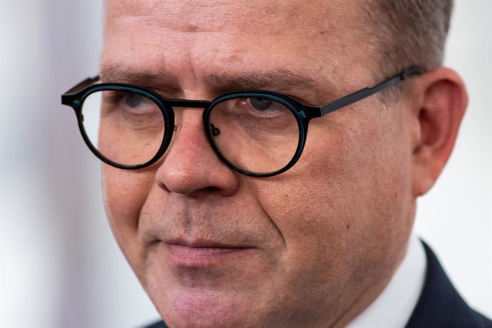 Archivo - Arquivo - 1º de outubro de 2025, Copenhague, Dinamarca: O primeiro-ministro da Finlândia, Petteri Orpo, fala à mídia ao chegar para uma Reunião Informal de Chefes de Estado ou de Governo da União Europeia. Uma reunião informal de chefes de Estad