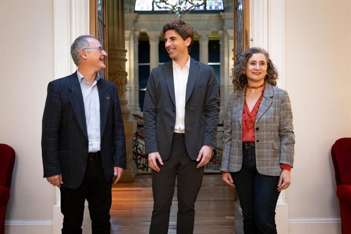 Ezker-eskuin: Joxerramon Bengoetxea, Jon Insausti eta Juana Goizueta