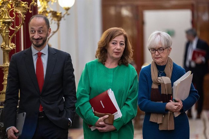 (I-D) El vicepresidente de la Mesa del Congreso, Alfonso Rodríguez de Celis, la presidenta de la mesa del Congreso, Francina Armengol y la secretaria segunda de la Mesa del Congreso, Isaura Leal Fernández, a su llegada a la reunión de la Mesa del Congreso