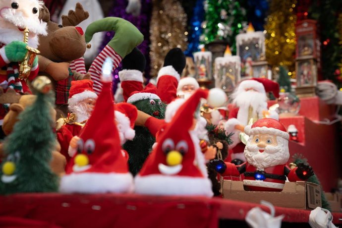 Archivo - Decoración navideña en la Fira de Santa Llúcia de Barcelona, en la plaza de la Catedral, a 5 de diciembre de 2024, en Barcelona, Catalunya (España). 