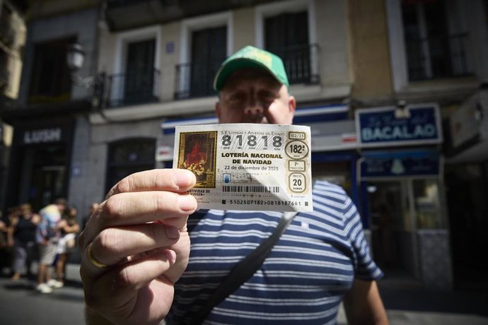 Archivo - Compradores de loteria en la administración de loterías ‘Doña Manolita’, a 22 de agosto de 2025, en Madrid (España). A pesar de que quedan 4 meses para el Sorteo Extraordinario de Navidad son muchos los que aprovechan las vacaciones estivales pa