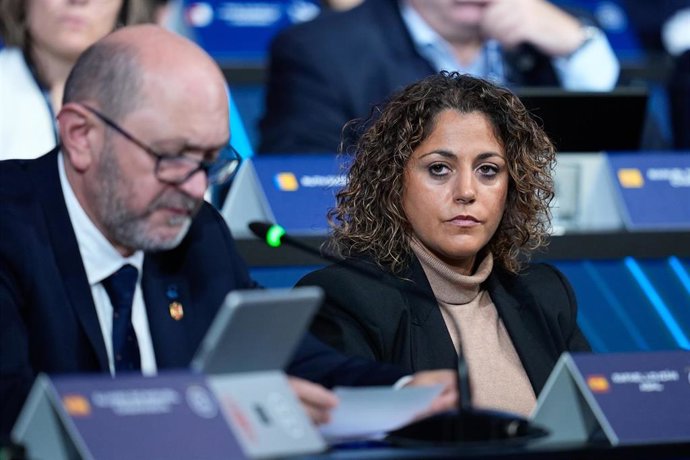 Beatriz Álvarez, presidenta de Liga F, junto a Rafael Louzán, presidente de la RFEF, durante la Asamblea General Extraordinaria de la RFEF 2025