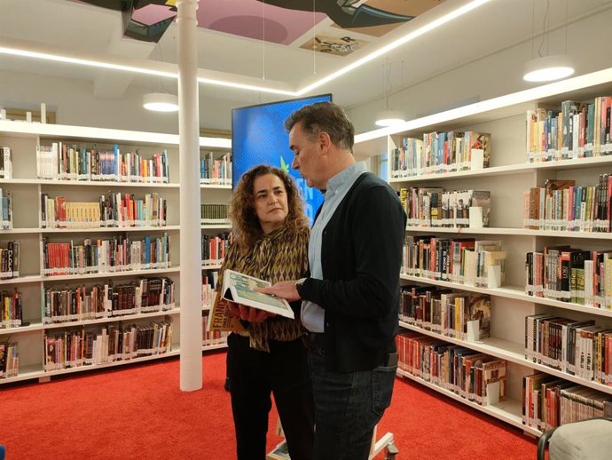 La delegada del Gobierno en La Rioja, Beatriz Arraiz, y el director de la Biblioteca de La RIoja, Josu Rodríguez, en la presentación de los libros donados por Delegación del Gobierno