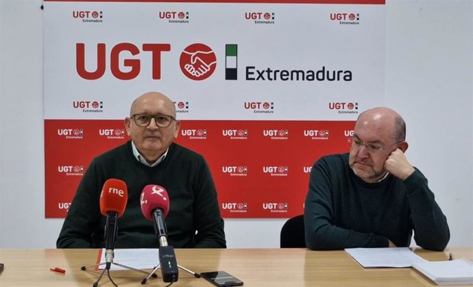 El secretario de Formación de UGT Extremadura, Salvador Vallejo, y el técnico Gabriel Molina