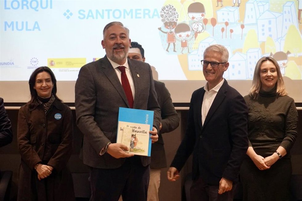 El alcalde de Santomera, Víctor Martínez, recibe la distinción en un acto organizado por Unicef