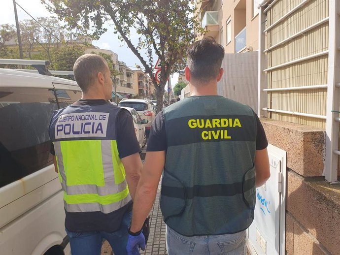 Archivo - Agentes de la Guardia Civil y la Policía Nacional.