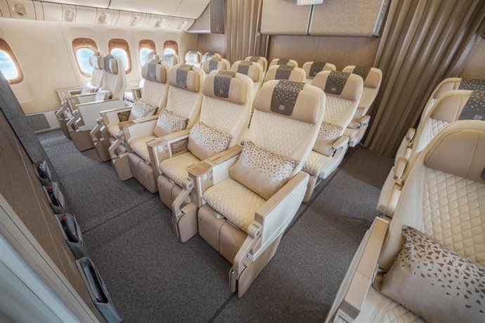 Emirates introduce Boeing 777 renovados con clase Premium Economy en sus rutas a Beirut y Pekín a partir de 2026