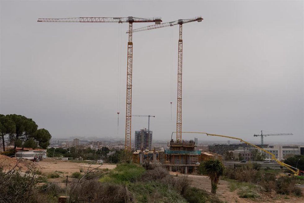 Archivo - Varios operarios trabajan en una zona en obras en Barcelona.