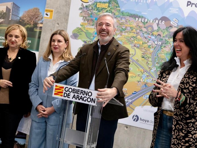 El presidente del Gobierno de Aragón, Jorge Azcón, ha visitado la Escuela Politécnica de Huesca.