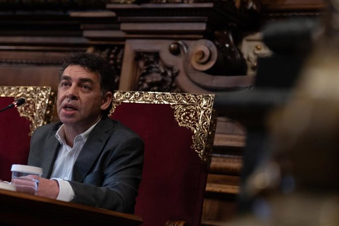 Archivo - El Síndic de Greuges de Barcelona, David Bondia, durante un pleno en el Ayuntamiento de Barcelona.